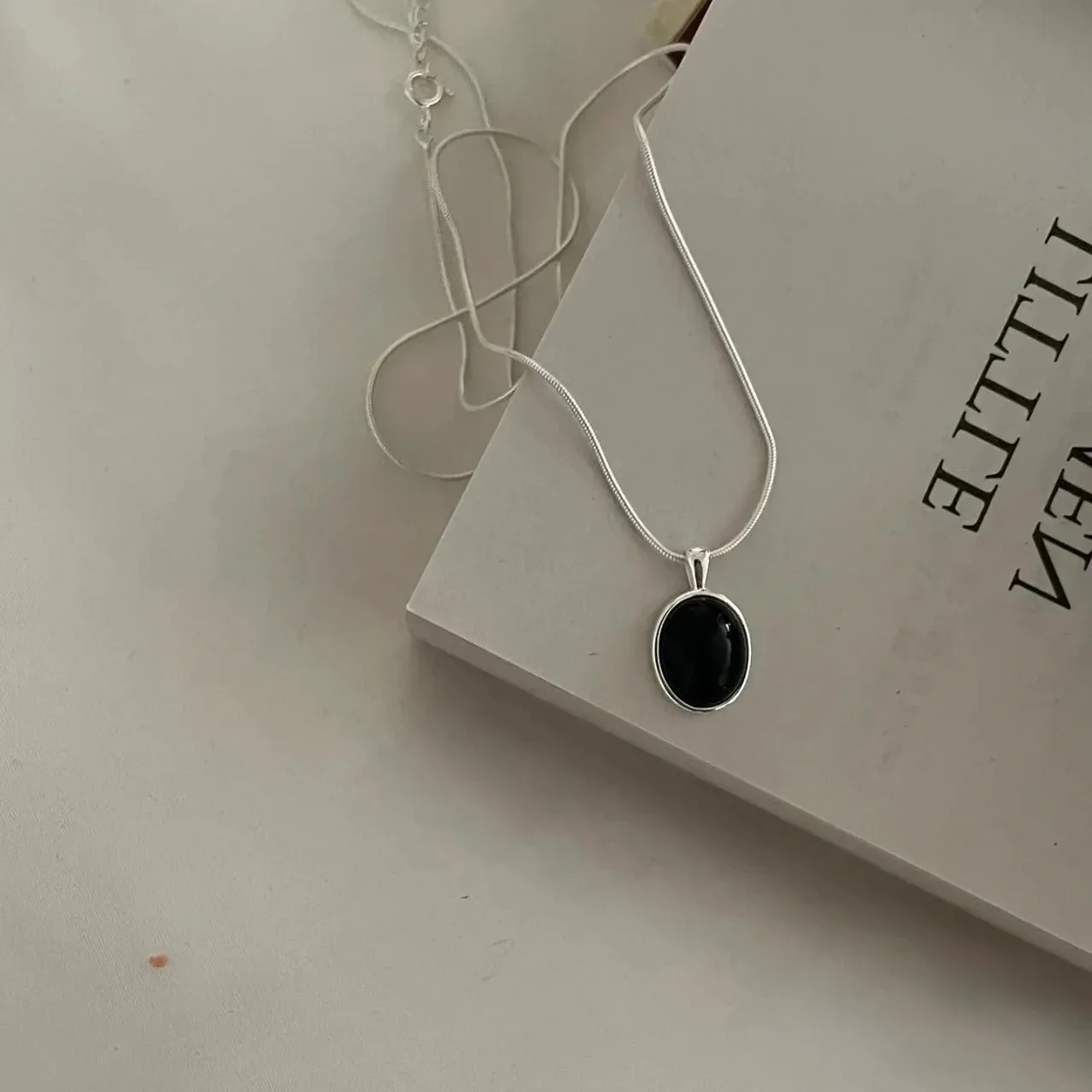 Casual-Estilo-Simple-Oval-Plata-Esterlina-Embutido-gata-Mujeres-Collar-Colgante-display-picture-1